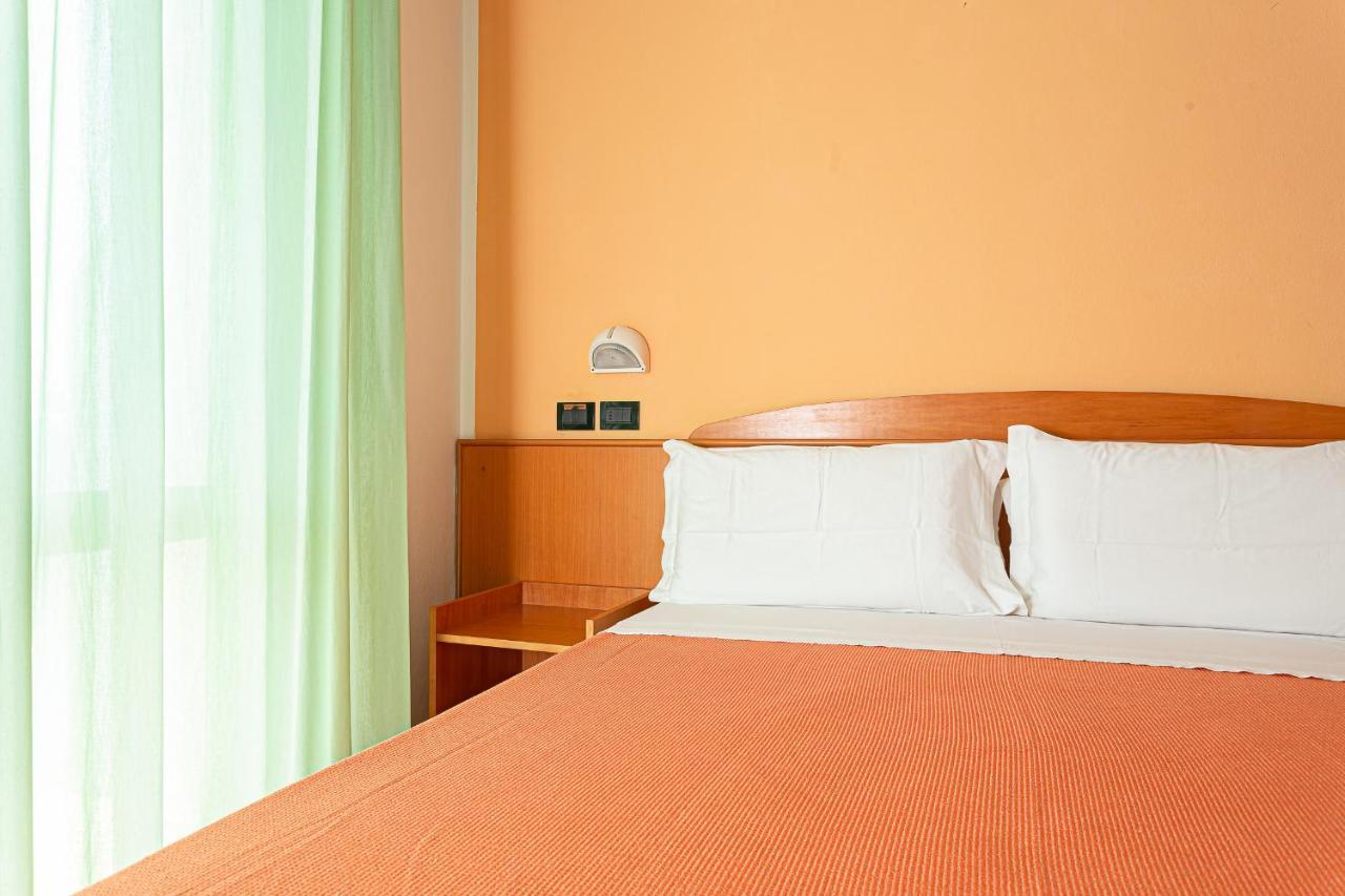 Little Hotel Чезенатіко Екстер'єр фото