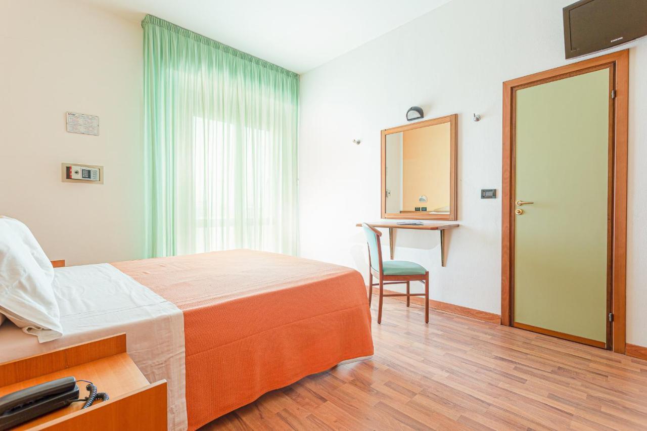 Little Hotel Чезенатіко Екстер'єр фото